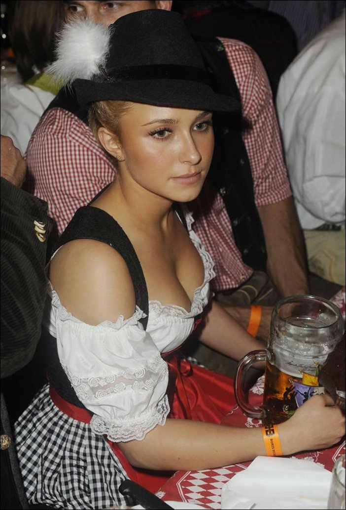 за пивом. хорошенькая девушка в баварском наряде с кружкой пива. прикольный сексуальный комплекс