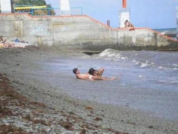 секс на пляже. девушка делает минет на песке в полосе прибоя. прикольный сексуальный комплекс