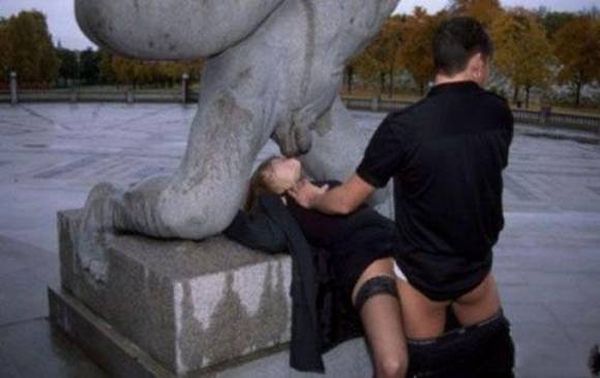 секс со статуей. молодая пара трахается на постаменте скульптуры.  эротический прикол