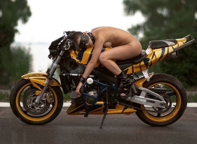 укаталась. голая байкерша уснула на сиденье мотоцикла. прикольный сексуальный комплекс