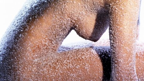 пупырышки. обнаженное тело девушки в ледяной корке. прикольный сексуальный комплекс