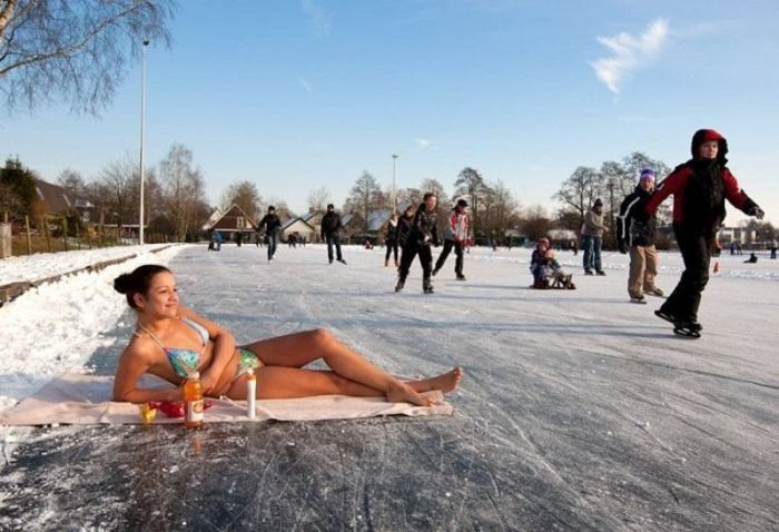 моржиха. девушка в купальнике загорает лежа на льду катка. прикольный сексуальный комплекс