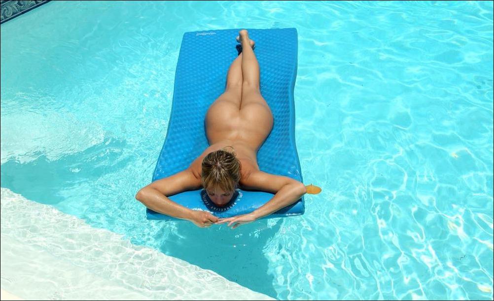 в бассейне, девушка нагишом лежит на надувном матрасе. прикольное порно фото
