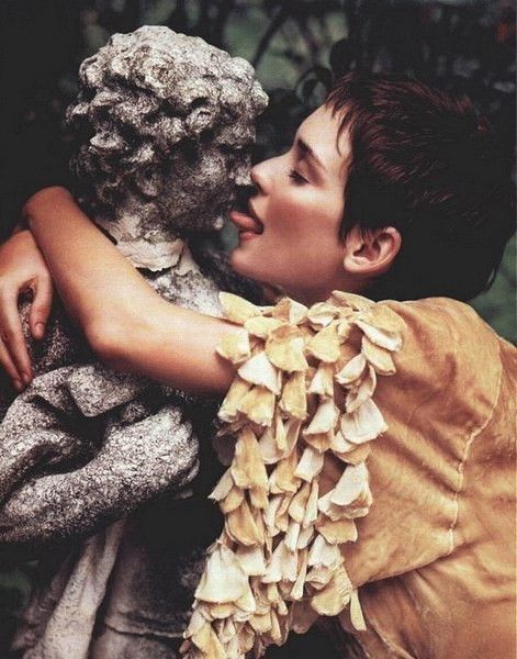 французский поцелуй девушки со статуей,  бесплатный прикол