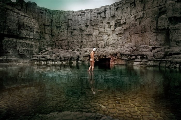 от злых духов. голый мужчина в маске посреди священного озера майя. фотоприкол