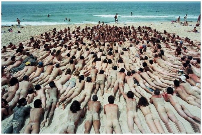 инсталляция из голых мужчин и женщин на пляже, забавная эротическая картинка, фото прикол
