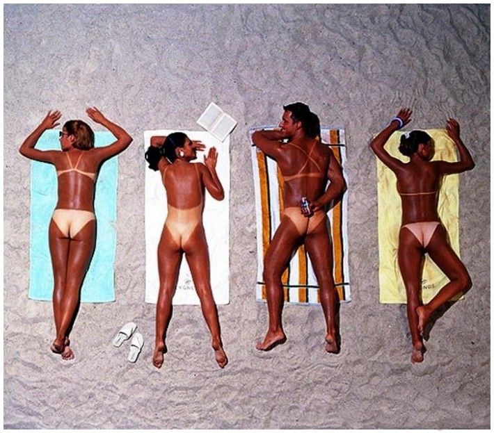 четыре голых загорелых девушки загоряют на песке, вид сверху, забавная эротическая картинка, фото прикол