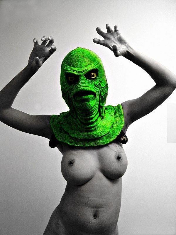 грудастая голая девушка с головой зеленого монстра, забавная эротическая картинка, фото прикол