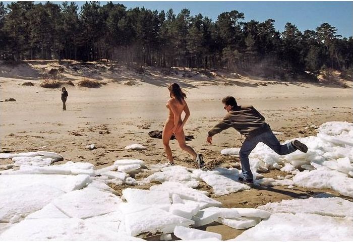 одетый мужчина гонится за голой девушкой по подтаявшим осколкам льда и снега, забавная эротическая картинка, фото прикол