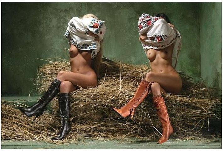 две хохлушки проститутки раздеваются на кипах сена , забавная эротическая картинка, фото прикол