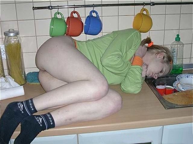 пьяная девушка без трусов спит на кухонной панели возле мойки , забавная эротическая картинка, фото прикол