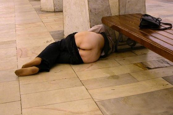 описашаяся пьяная девушка со спущенными штанами спит за скамейкой на станции метро , забавная эротическая картинка, фото прикол