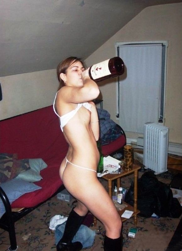 пьяная девушка на вечеринке раздевается потягивая портвейн из горла , забавная эротическая картинка, фото прикол