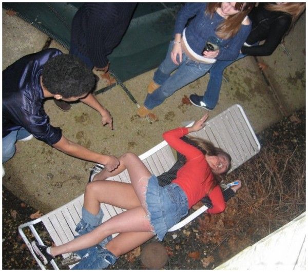 две пьяных лесбиянки спустив штаны уснули лежа друг на друге на порно вечеринке , забавная эротическая картинка, фото прикол