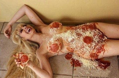 пицца на теле голой девушки - японская традиция ниутамиори на европейский лад , забавная эротическая картинка, фото прикол