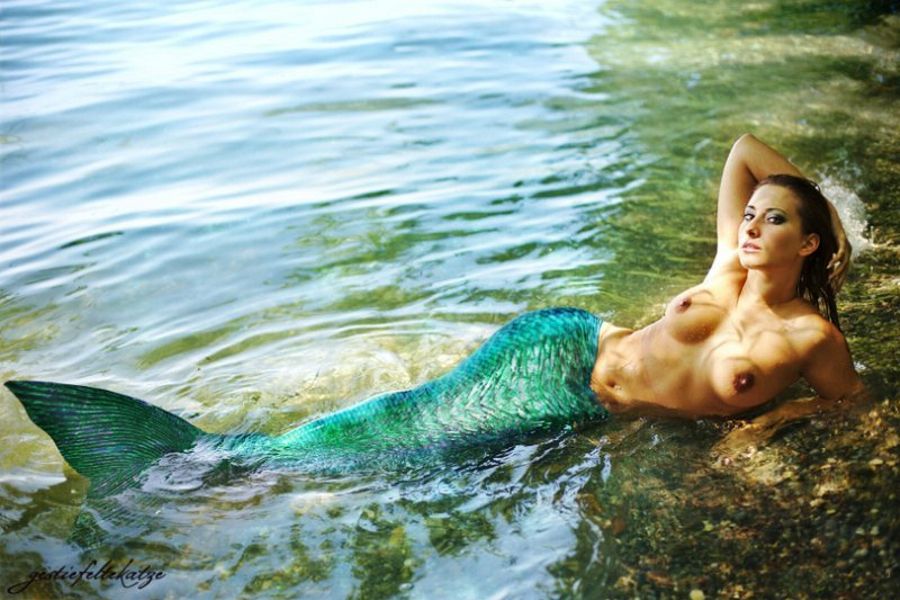 толстопопая русалочка полулежит на берегу с хвостом в воде , забавная эротическая картинка, фото прикол