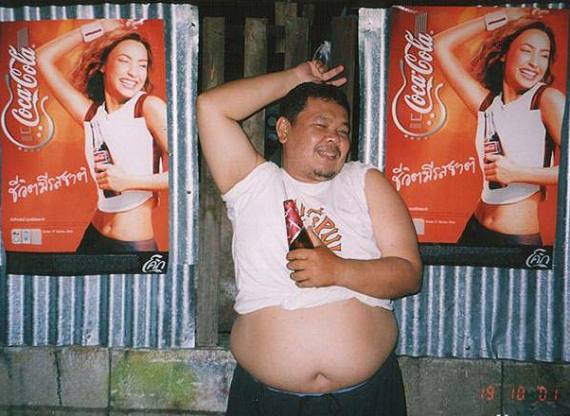 танцуй рванина. толстый азиат повторяет движения девушки на рекламе.