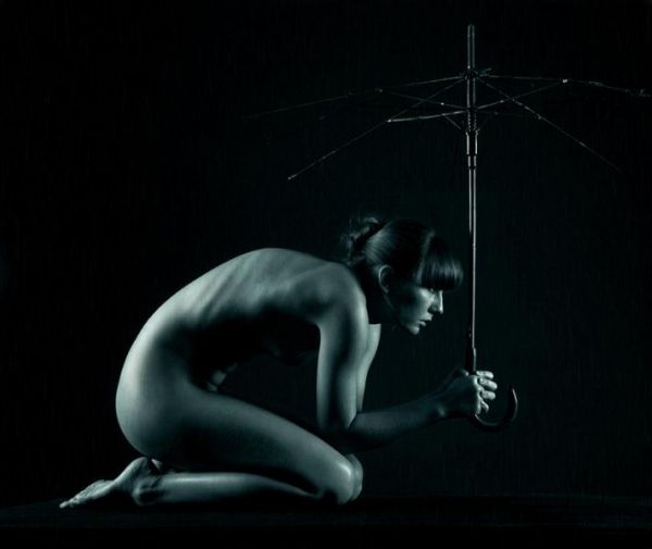 зонтик. сгорбившаяся голая женщина под оборванным зонтом. фото прикол эротический