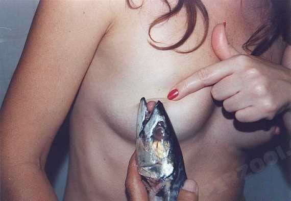 наживка, фото прикол. девушка подставляет свой сосок дохлой рыбе