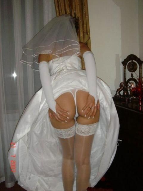 что-то я забыла. невеста ощупывает свою голую попу под плтьем. смешной фотоприкол 