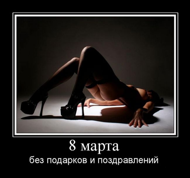 мостик. голая девушка лежит на полу приподняв одинокий зад. смешной фотоприкол 