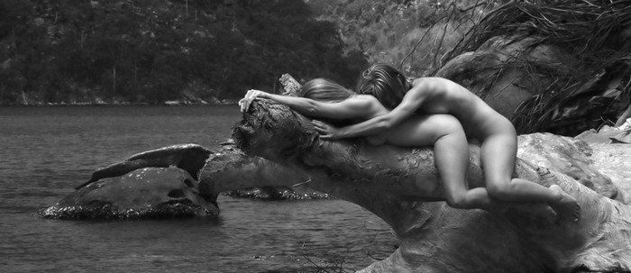 тандем. две обнаженных девушки пристроились на торчащем над водой камне. смешной фотоприкол 