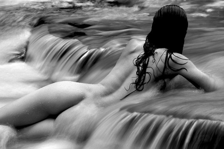 перекат. голая попа девушки в струях воды на речном перекате. смешной фотоприкол 