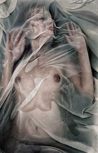 обертывание антицеллюлитное. голая женщина под мокрым пластиком.  фотоприкол 