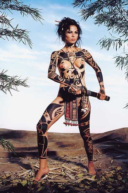 ниндзя. татуированная девушка-ниндзя с мечом. смешной фотоприкол 