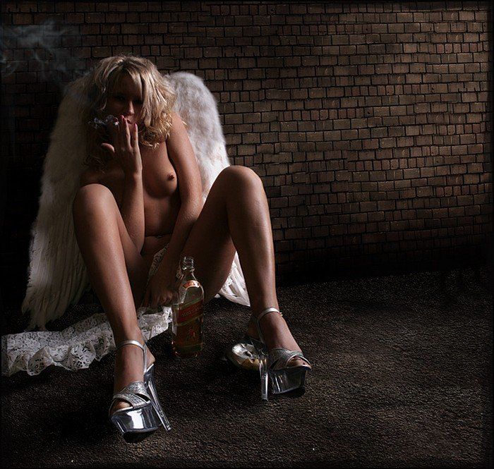 ничто человеческое... голый ангел с бутылкой виски и сигаретой.  фотоприкол 