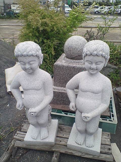 поильники. садовые скульптуры писающих мальчиков.  фотоприкол 
