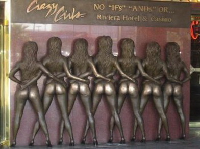 попки. скульптура нескольких женщин с отполированными попами.  красивое женское тело