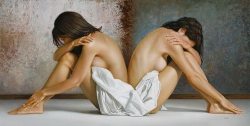 ссора. две голых девушки сидят отвернувшись друг от друга.   красивое женское тело