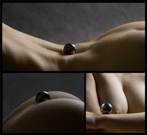шарики. металлические шарики в разных частях женского тела.  красивое женское тело