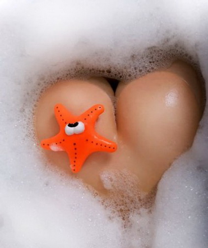 морская звездочка. игрушка в ванне с большими сиськами в пене.  красивое женское тело