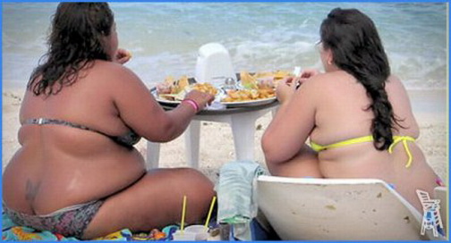 две грации за завтраком. две очень толстых женщины за столиком на берегу моря.  красивое женское тело