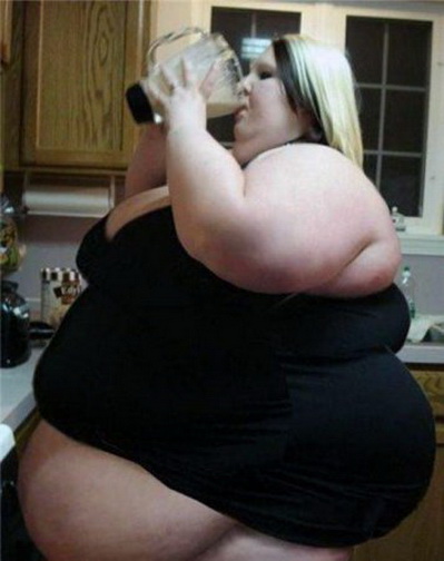 по пиву. удивительно жирная тетка пьет пиво ведрами.  красивое женское тело