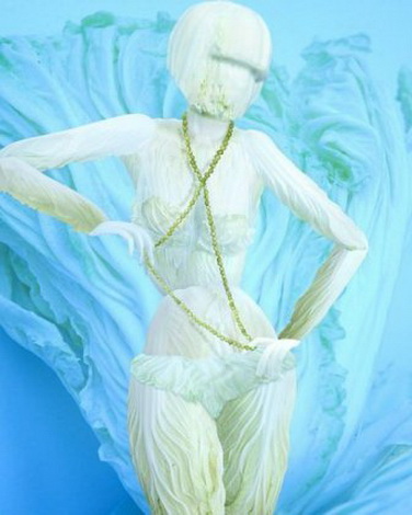 салатница. женская фигура из листев зеленого салата.  красивое женское тело
