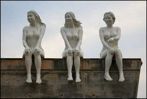 фото прикол, три девицы под окном. скульптура трех голых девушек на фронтоне здания