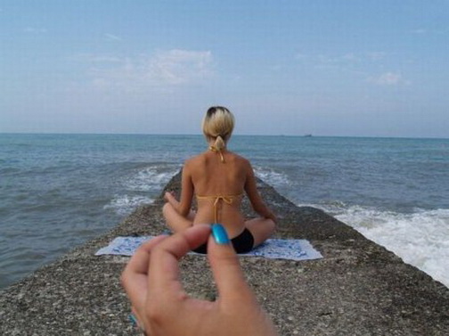 медитация. мысленное развязывание купальника во время медитации на пляже.   смешная эротическая картинка, прикол