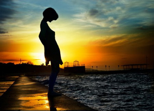 силуэт писающей стоя девушки на берегу моря.   смешная эротическая картинка, прикол