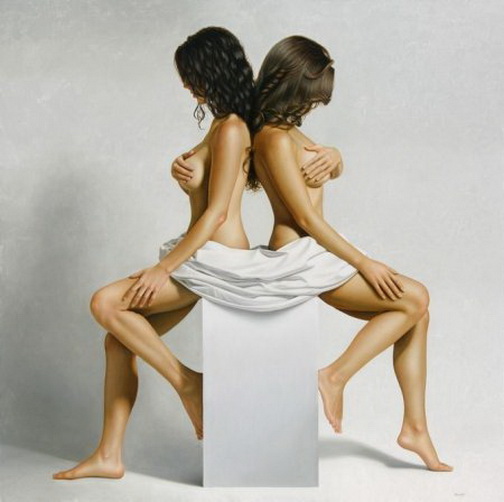 зеркальность. две голых женщины сидят симметрично спиной друг к другу.   смешная эротическая картинка, прикол