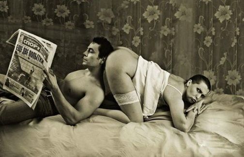 не ерзай! муж подставил попу жены себе под голову, чтобы спокойно почитать газету.  смешная эротическая картинка, прикол