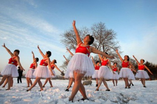ци-гун. толстые тетки делают упражнения на снежном поле.   смешная эротическая картинка, прикол
