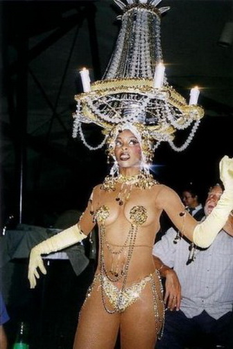 люстра. головной убор на голой женщине во время карнавала.    смешная эротическая картинка, прикол