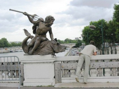 попался! скульптура с трезубцем на мосту.   смешная эротическая картинка, прикол