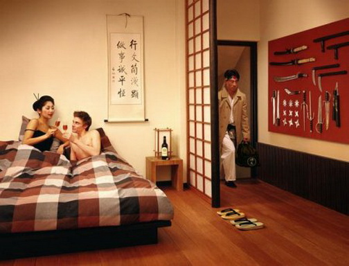 самурай. потомственный самурай возвращаясь домой застает жену в постели с европейцем.   смешная эротическая картинка, прикол