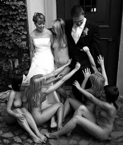 голые подружки невесты тискают ее жениха во фраке. бесплатная прикольная картинка