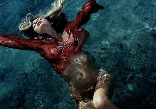 утопленица. голая девушка в прозрачной накидке плавает в воде. бесплатная прикольная картинка