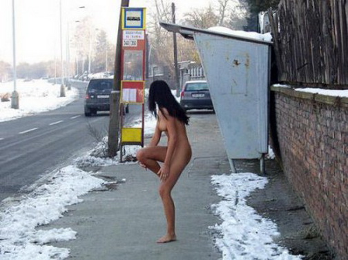 прохладно. голая девушка босиком зимой на автобусной остановке. бесплатная прикольная картинка